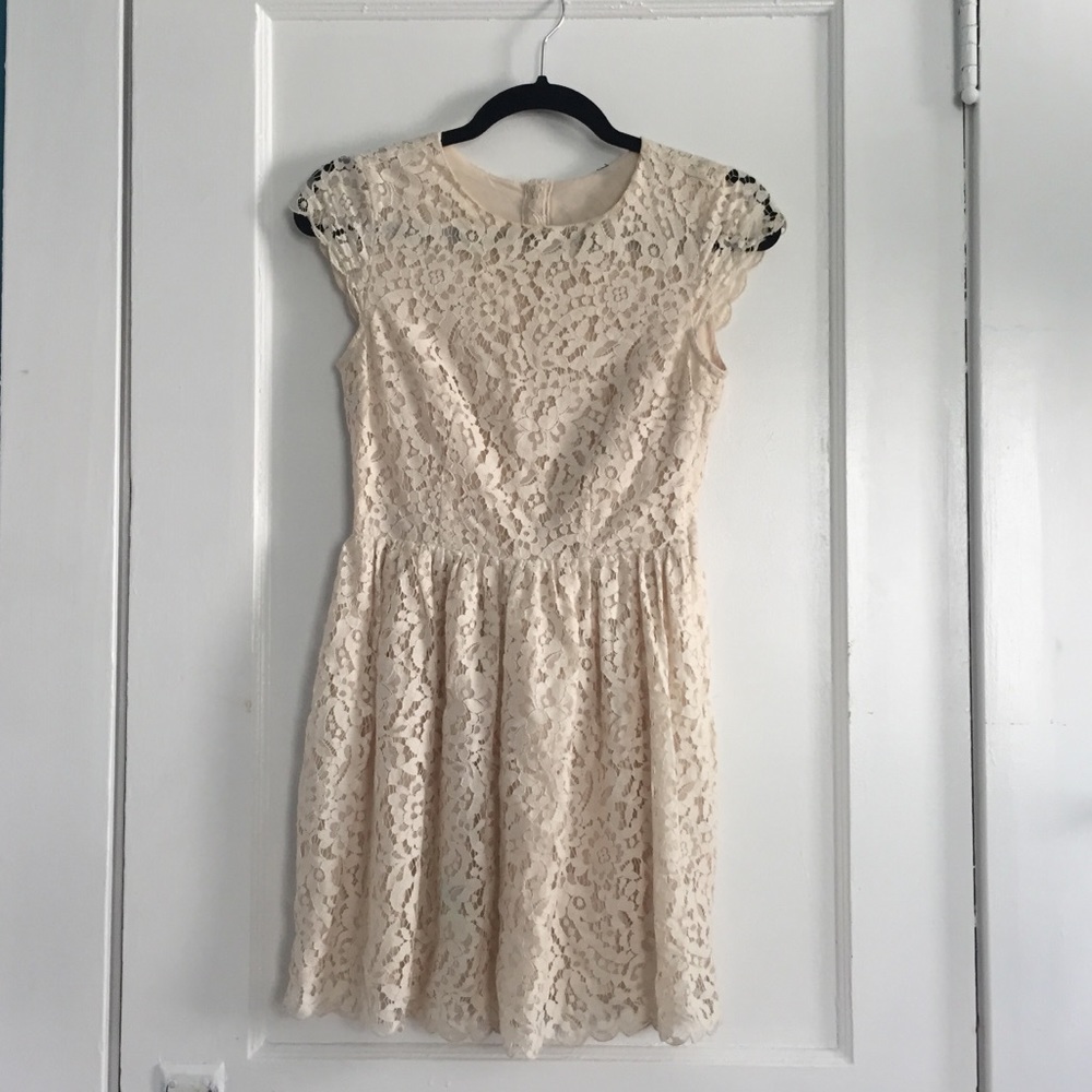 Creamy lacy short-sleeve dress